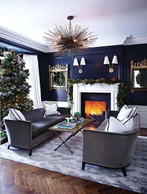 Raumgestaltung Ideen Blau-weiß im Kontrast schön gestaltetes Wohnzimmer weihnachtlich dekoriert