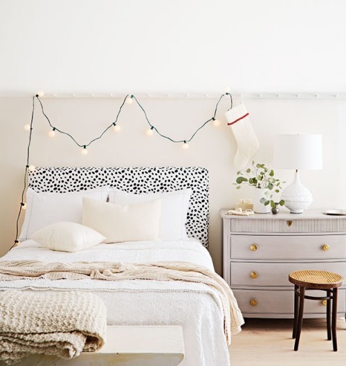 Raumgestaltung Ideen Schlafzimmer in weiß gestaltet Weihnachtsschmuck auch in Weiß