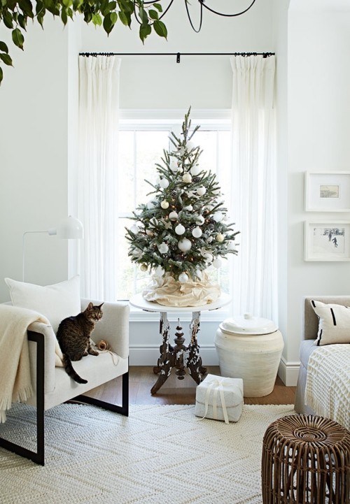 Raumgestaltung Ideen in Weiß für Weihnachtsfest Tannenbaum weißer Schmuck Katze