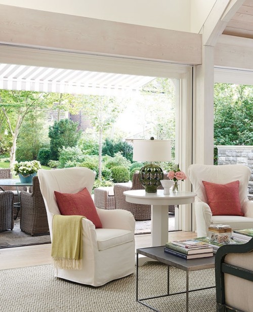 Raumgestaltung Ideen waschbare weiße Schonbezüge für Sessel Wurfkissen angenehme Atmosphäre auf Terrasse