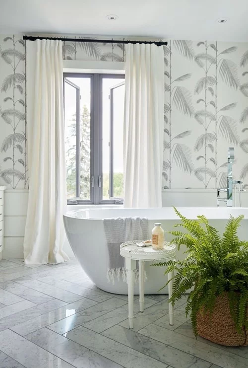 Schön gestaltetes Badezimmer in Weiß Raumgestaltung Ideen Farn im Topf im Vordergrund