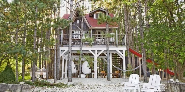 Tiny Houses Holzhaus zweistöckig im Wald