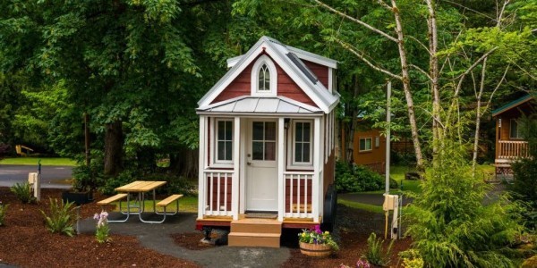 Tiny Houses Schönes kleines Haus mit Garten und Sitzecke im Freien