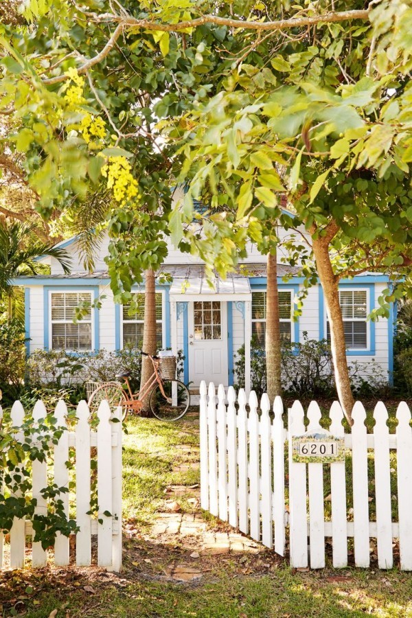 Tiny Houses  kleines Haus mit Garten Holzzaun weiß viele Bäume