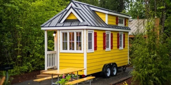 Tiny Houses mobil wohnen den Wohnsitz ändern schönes kleines Holzhaus in Gelb