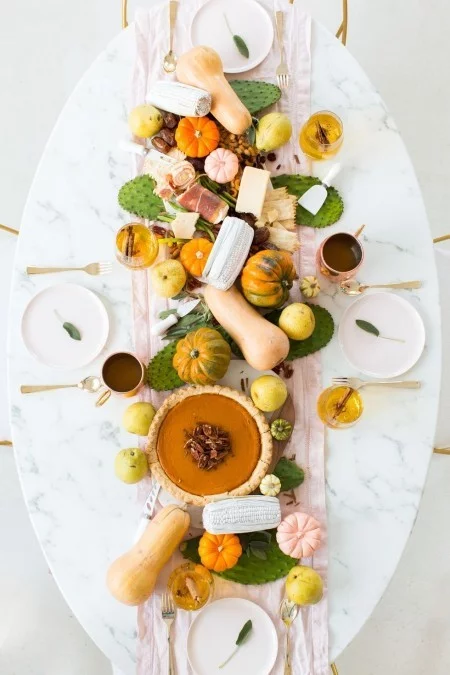 Tischdeko im Herbst schön dekorierter und bereits gedeckter Tisch