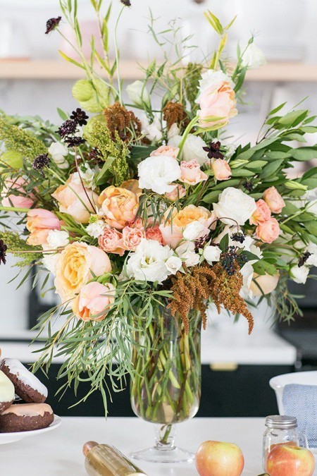 Tischdeko im herbst kreieren schöne Herbstblumen in Vase in Szene setzen