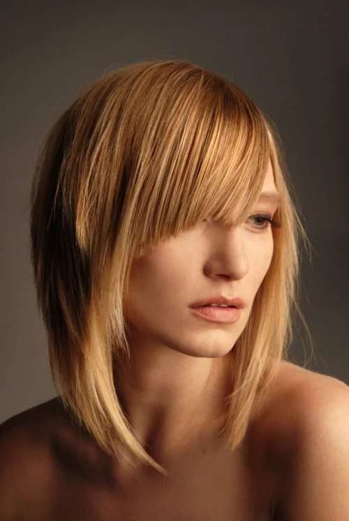 asymmetrische Frisuren blond lang
