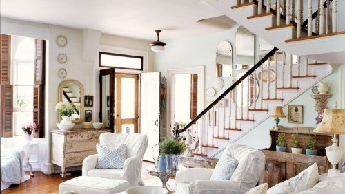 gemütliches Wohnzimmer im Landhausstil helles Holz weiße Möbel