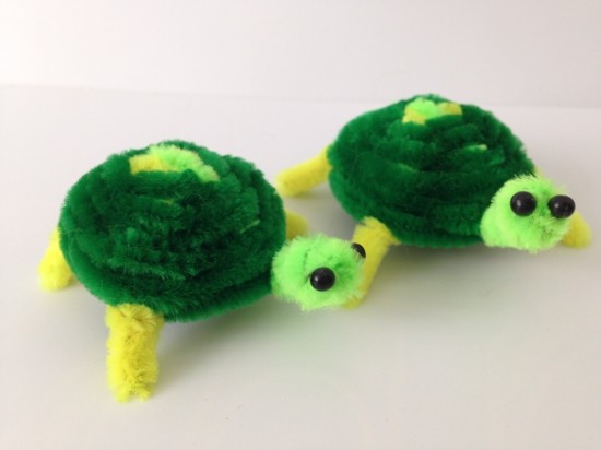 grüne schildkröten basteln mit pfeifenputzer