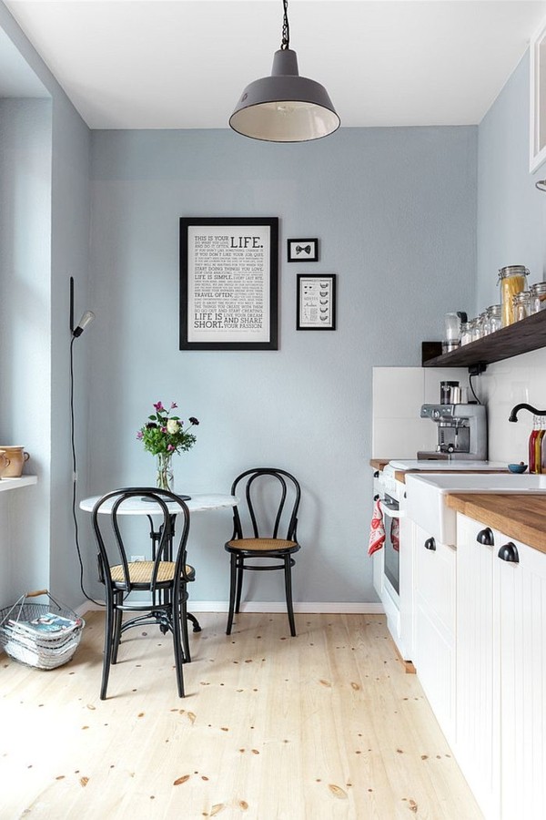 küche einrichten skandinavisch blaue wand helles holz