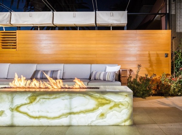 Feuerstelle im Freien sorgt für mehr Wärme und Gemütlichkeit draußen