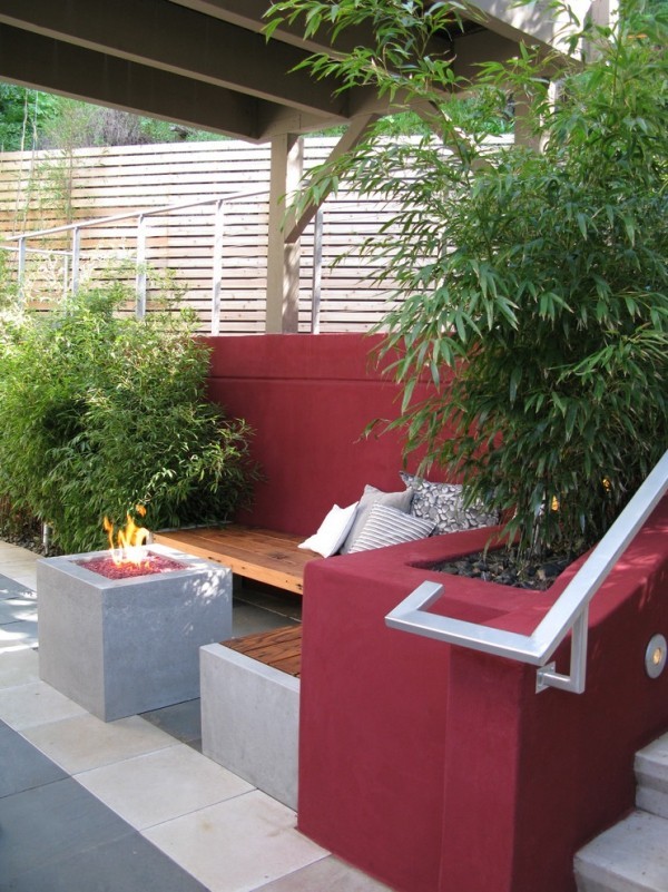 quadratische Feuerstelle in Grau Sitzmöbel in Dunkelrot schöne Outdoor-Gestaltung