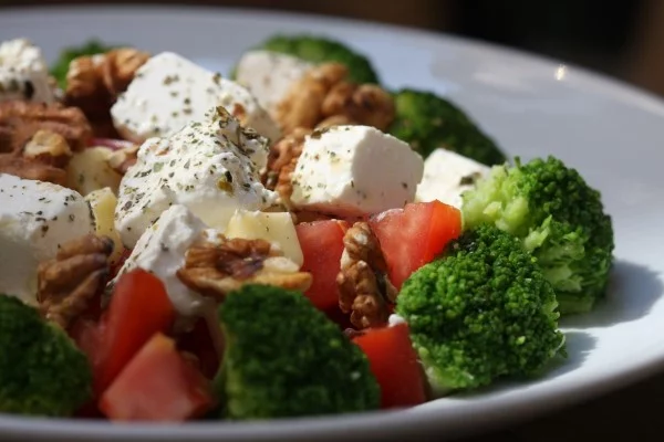 salat brokoli tomaten gesundes essen idee