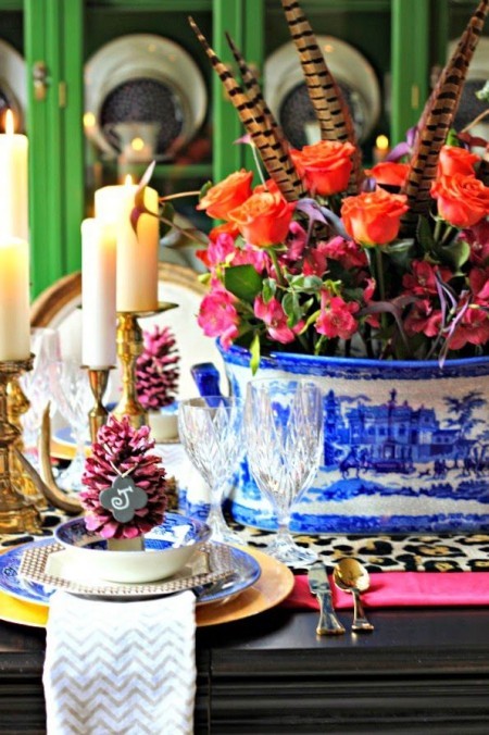 schönes Arrangement Blumen federn Kerzen Tannenzapfen Tischdeko