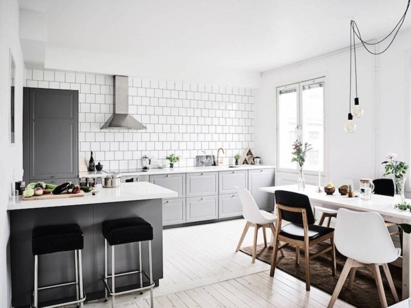 skandinavische küche einrichten designer stühle graue fronten