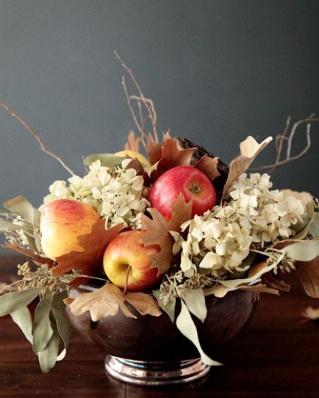 weiße Hortensien Äpfel dürre Blätter Tischdeko im Herbst