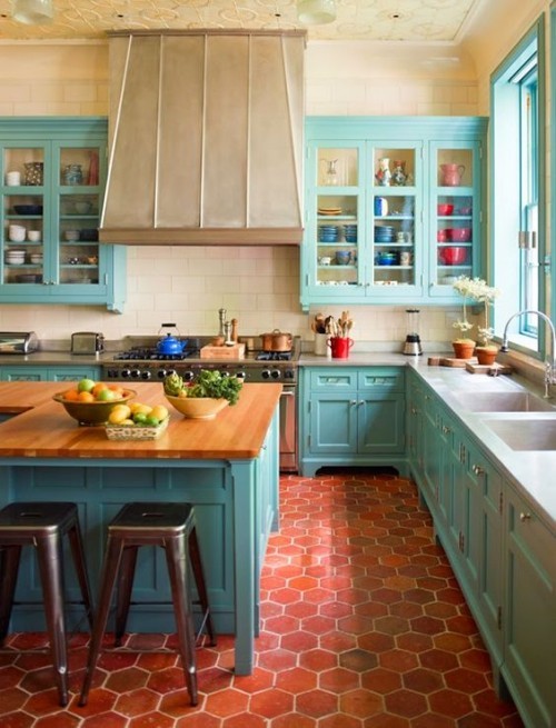 Farbenfroh Blau passt zum traditionellen Küchendesign