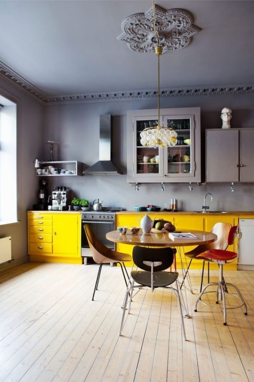 Farbenfroh die Küche gestalten gelbe Küchenschränke grauer Hintergrund visueller Kontrast