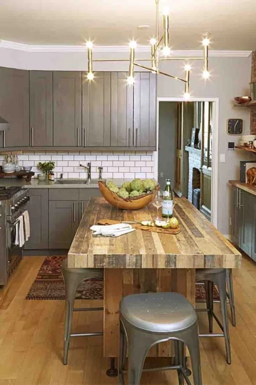 Farbenfroh und ansprechend dunkelgrau Küchenschränke weiße Metro-Fliesen Holztisch