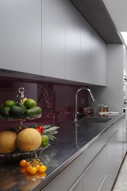 Farbenfroh und ansprechend moderne Küche in Pflaumenblau bunte Akzente im Vordergrund