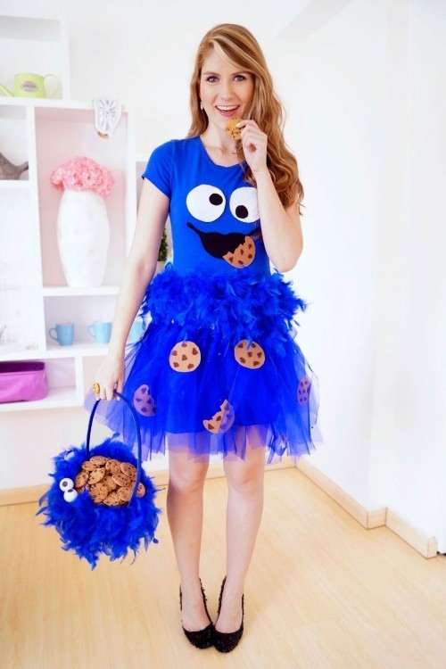 Halloween Kostüme Trick or Treat mit Cookies blaues Kleid lustig gemustert