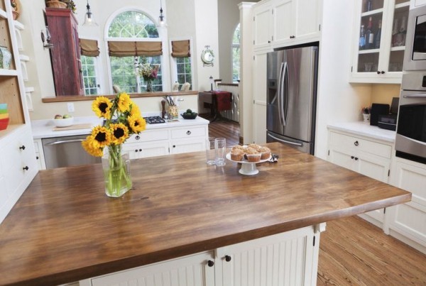 Küchendesign Ideen Holz weiß moderne Küchengeräte ansprechendes Design