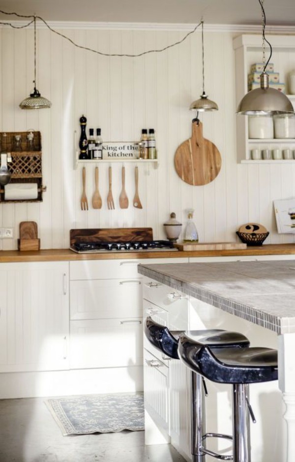 Küchendesign Ideen Weiß und Holz offene Regale hängende Utensilien Hocker