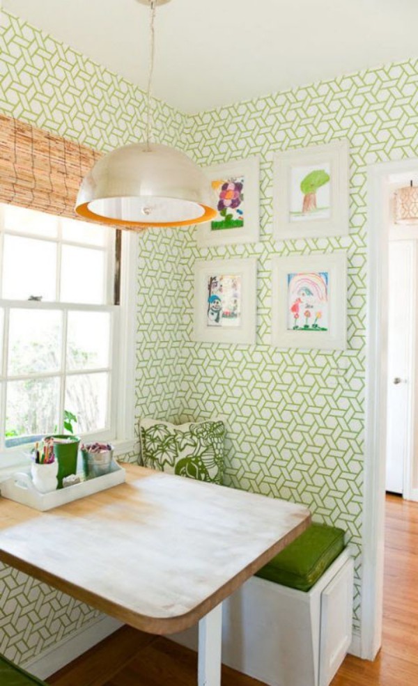 Küchendesign Ideen grün gemusterte Wandtapeten grüne Polsterung der Sitzbank