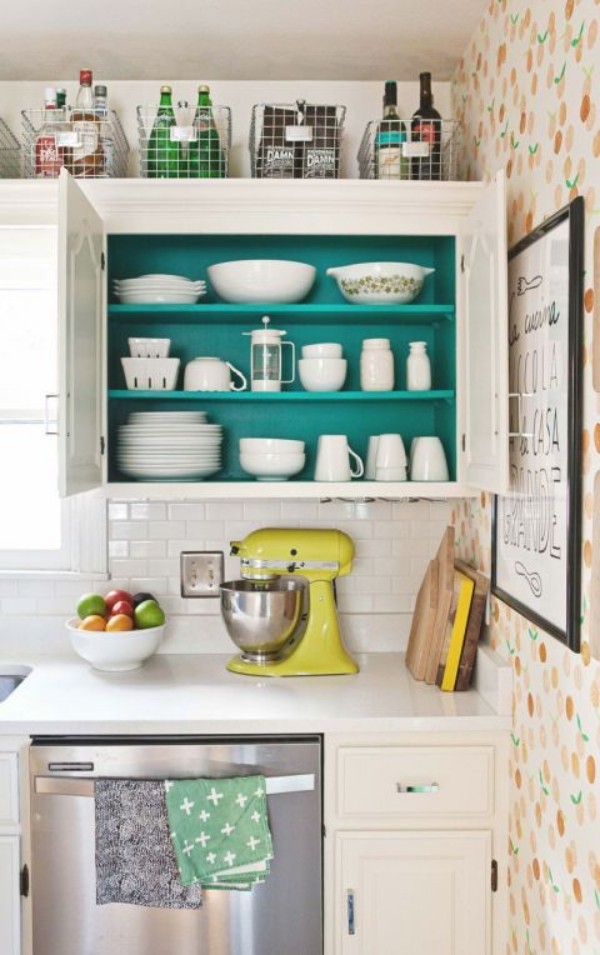 Küchendesign Ideen offenes Regal weiß mit smaragdgrünem Hintergrund