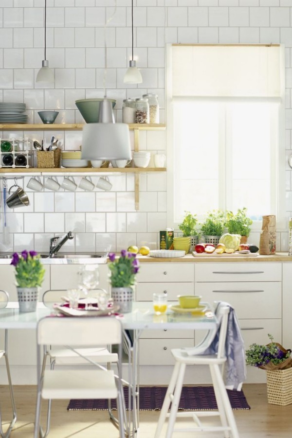 Küchendesign Ideen weiße Küche geflieste Arbeitsplatten viel Tageslicht Blumen