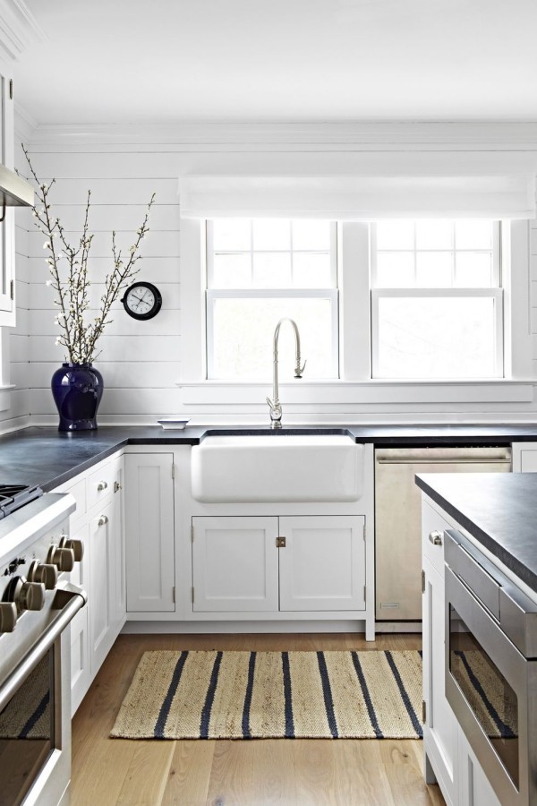 Küchendesign Ideen weiße geräumige Küche viel Tageslicht dunkelblaue Vase Teppich