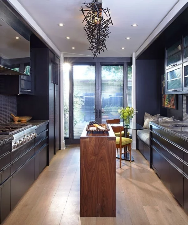 Küchendesign in dunklen Farben moderne Raumgestaltung viel natürliches Licht