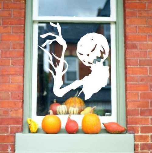 Schaurige Halloween Fensterdeko Schattenbild Kürbisse draußen vor dem Fenster