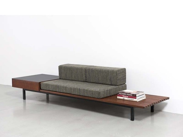 Sofa mit integriertem Tisch simples Design Gestell aus Holz zwei Ablagen Bücher