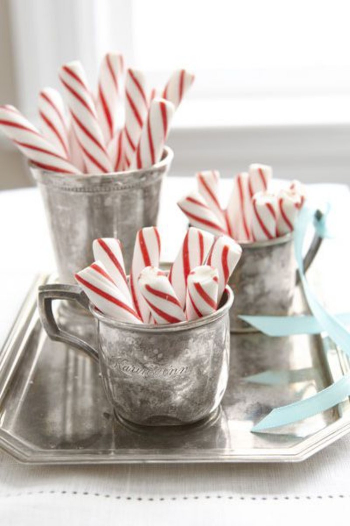 Tischdeko Ideen zu Weihnachten Pfefferminzstangen rot-weiß in silbernen Metallgefäßen arrangiert