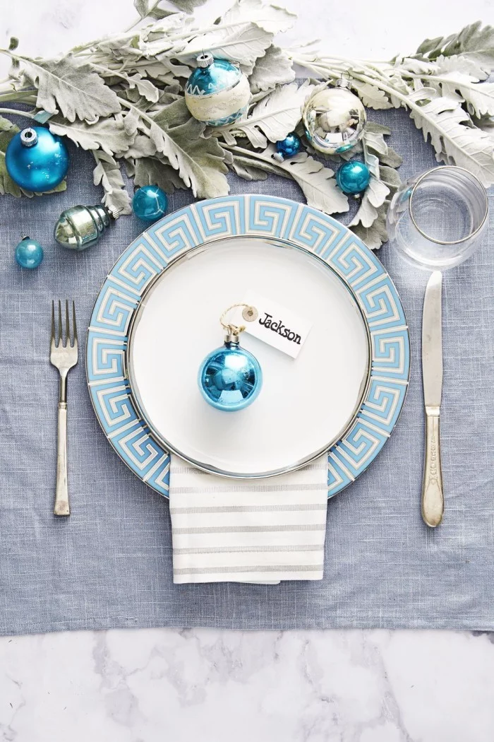 Tischdeko Ideen zu Weihnachten Tischarrangement in Silber und eisigem Blau Christbaumkugel