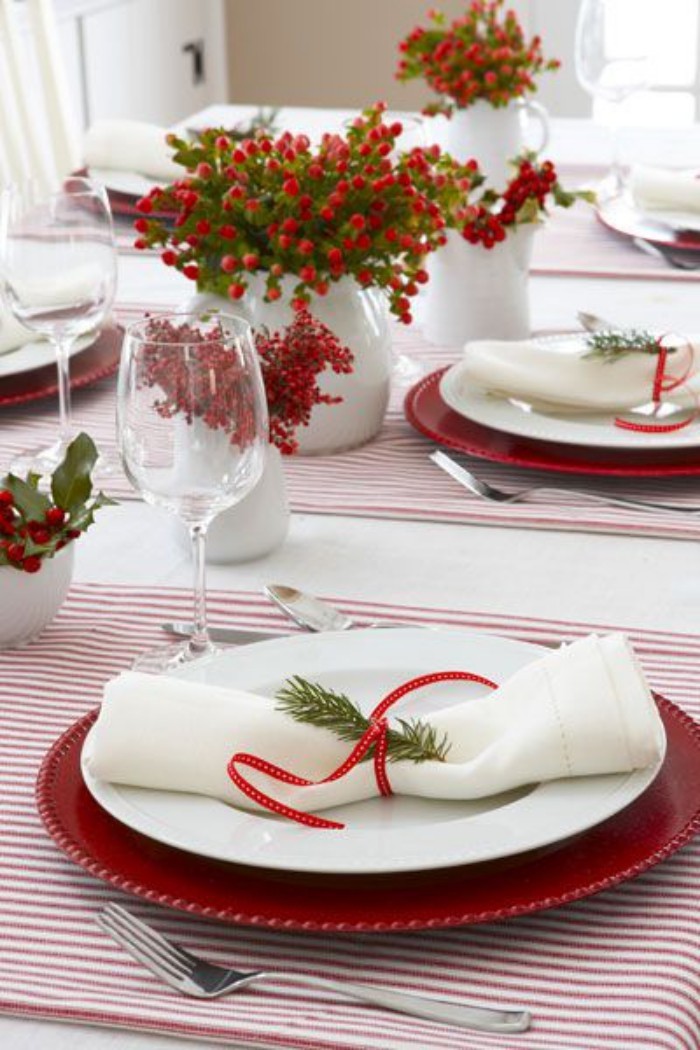 Tischdeko Ideen zu Weihnachten Tischschmuck in den klassischen Farben Rot Weiß Grün