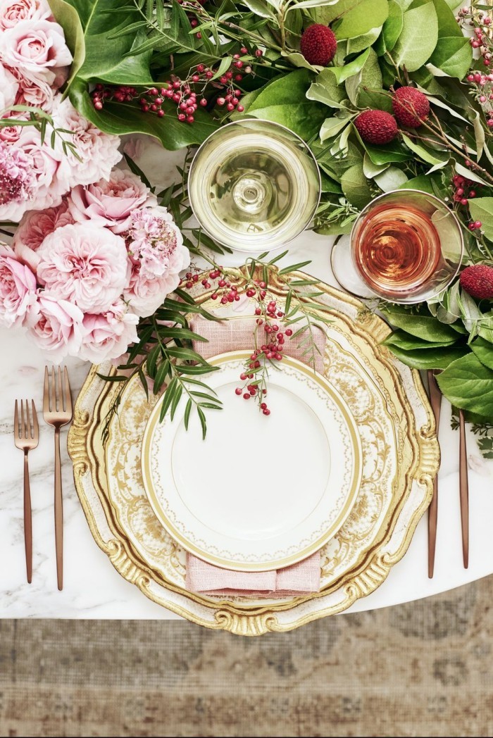 Tischdeko Ideen zu Weihnachten glänzendes Geschirr schöne Blumen tolles Deko Arrangement