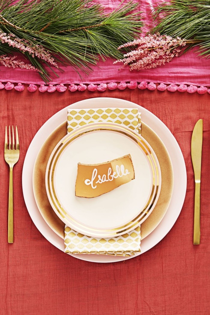 Tischdeko Ideen zu Weihnachten rosarot goldene Akzente schönes Arrangement