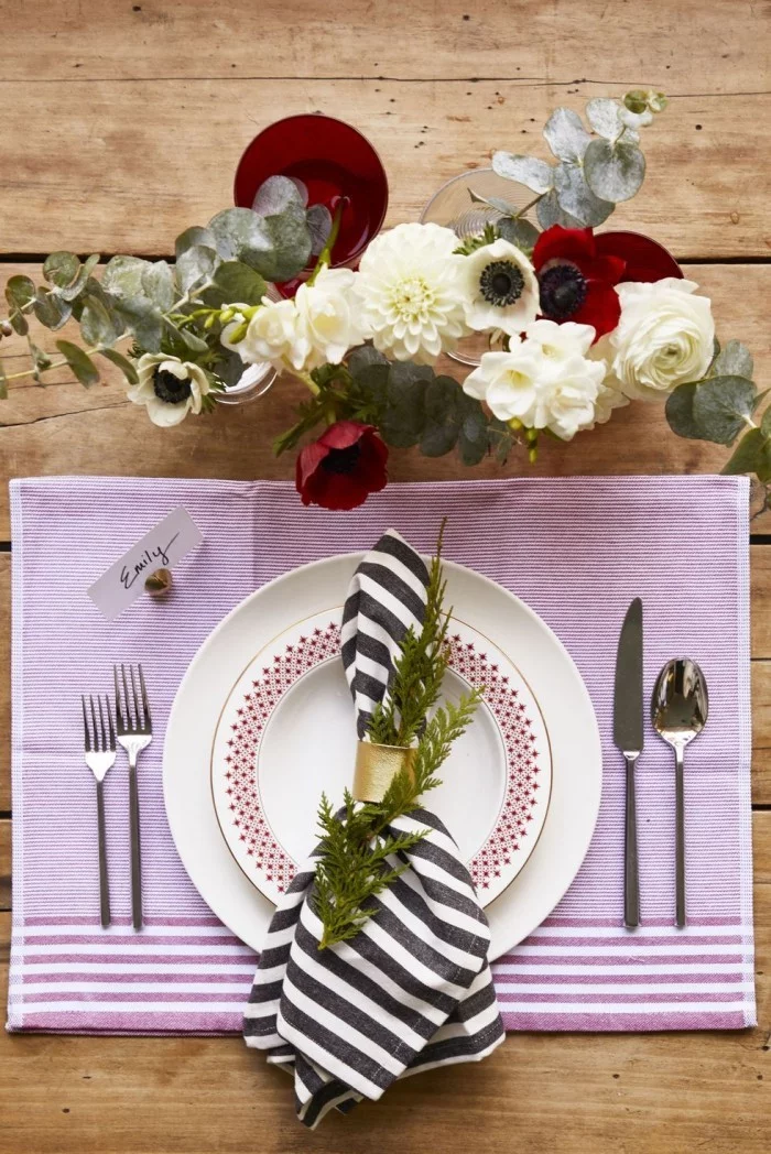 Tischdeko Ideen zu Weihnachten rustikaler Tisch Serviette gestreifter Stoff helllila schönes Geschirr Blumen