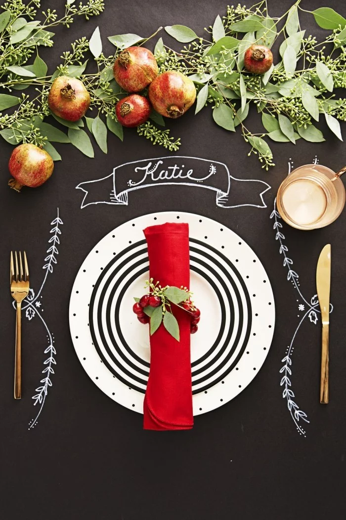 Tischdeko Ideen zu Weihnachten schwarze Tafel darauf mit Kreide zeichnen sie verzieren rote Serviette