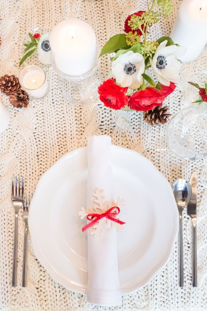 Tischdeko Ideen zu Weihnachten schöne gestrickte Tischdecke in Weiß Serviette mit roter Schleife