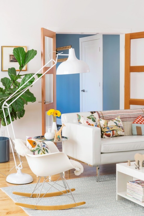 Wohnaccessoires im modernen Wohnzimmer Bodenlampe grüne Pflanze wichtige Details