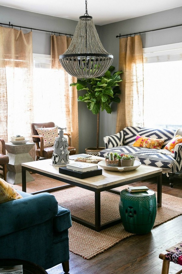 Wohnaccessoires im modernen Wohnzimmer Dekorationsstücke persönliche Note grüne Zimmerpflanze Kissen