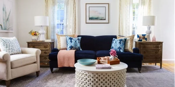 Wohnaccessoires im modernen Wohnzimmer Kontraste ausgleichen blau weiß