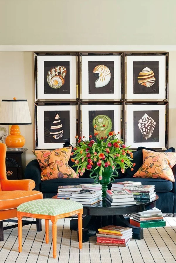 Wohnaccessoires im modernen Wohnzimmer Wandgestaltung mit Bildern gesättigte Farben orang
