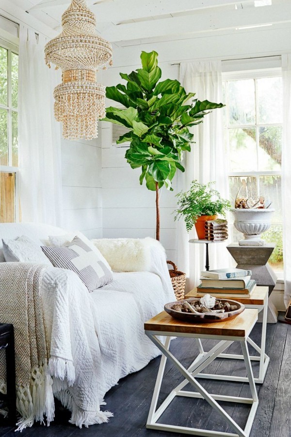 Wohnaccessoires im modernen Wohnzimmer Zimmerpflanzen grüne Note weißes Interieur