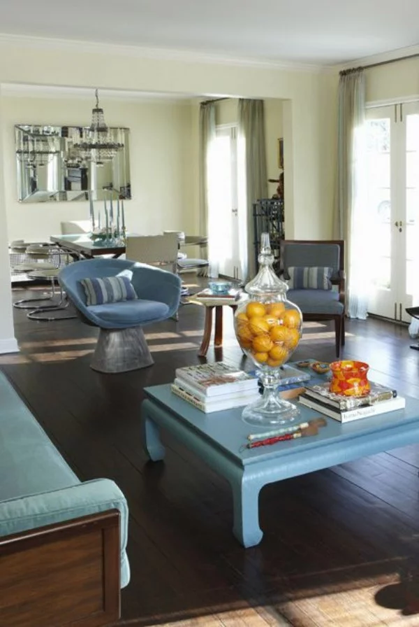 Wohnaccessoires im modernen Wohnzimmer blaue Möbel orange Akzente