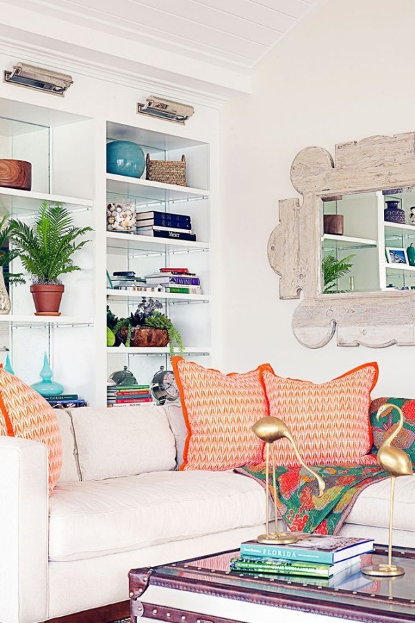Wohnaccessoires im modernen Wohnzimmer eingebaute Regale Pflanze Wandspiegel Deko Kissen